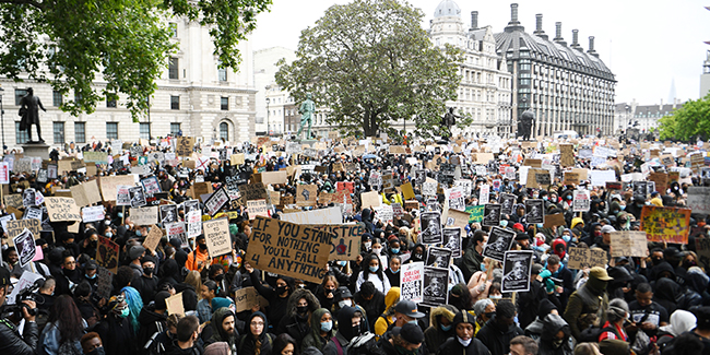 İngiltere’deki protestolarda 14 polis yaralandı