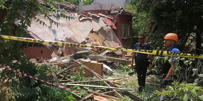 Hurda için girdikleri evin tavanı çöktü: 1'i çocuk 2 kişi hayatını kaybetti