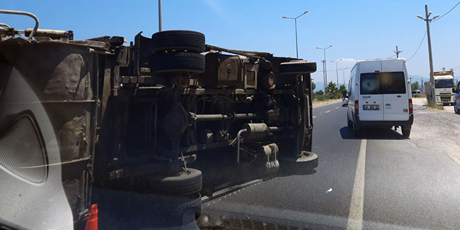 Milas'ta çöp kamyonu devrildi, iki kişi yaralandı