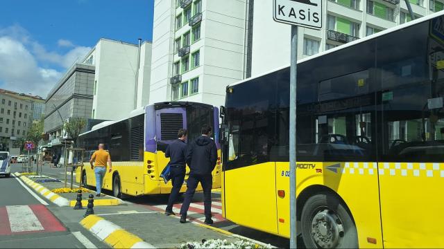 Gaz pedalı takılı kalan otobüs duraktaki otobüslere çarptı