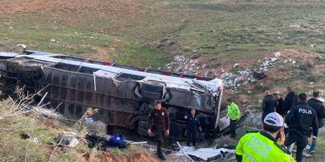 Niğde'de otobüs devrildi: 2 kişi hayatını kaybetti, 42 yaralı var
