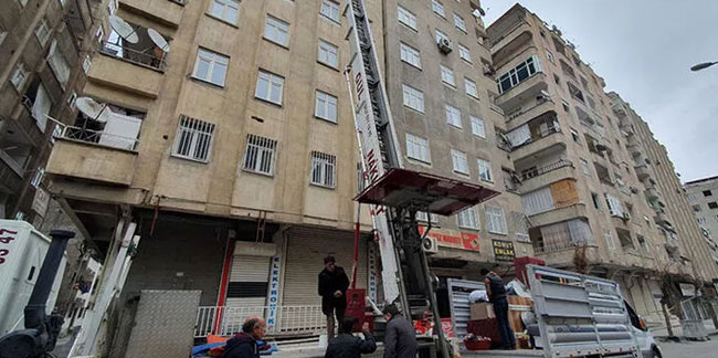 Diyarbakır'da eşyalar binalardan çıkarılıyor, taşıma ücretleri sabitlendi