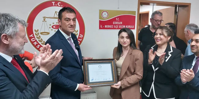 Giresun Belediye Başkanı Fuat Köse, mazbatasını aldı