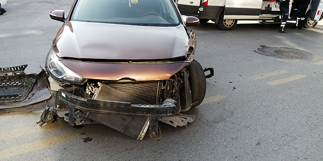 Başkentte polis arabası kaza yaptı: 3 yaralı
