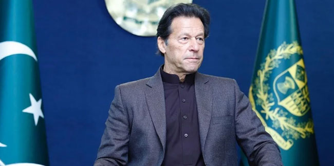 Pakistan’da Khan destekçileri yolları kapattı