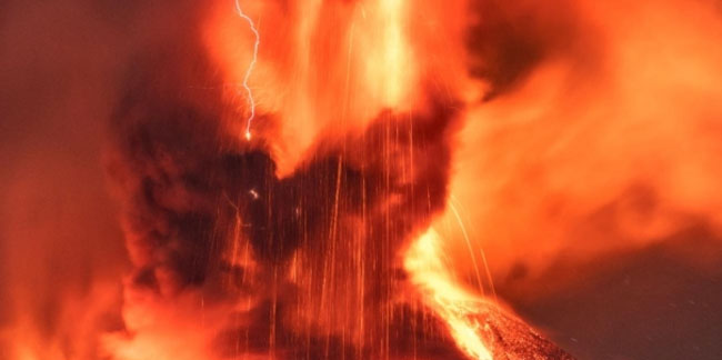 Etna Yanardağı'ndaki patlamada volkanik yıldırım oluştu