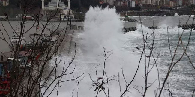 Karadeniz’de fırtına! Dalgalar 7 metrelik istinat duvarını aştı
