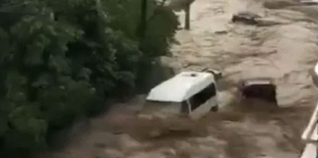 Zonguldak’ta korkulan oldu! Sel suları araçları sürükledi