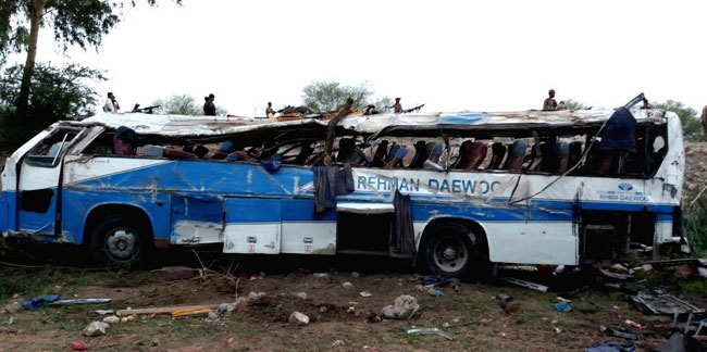 Pakistan’da 2 otobüs çarpıştı, feci kazada çok sayıda kişi öldü