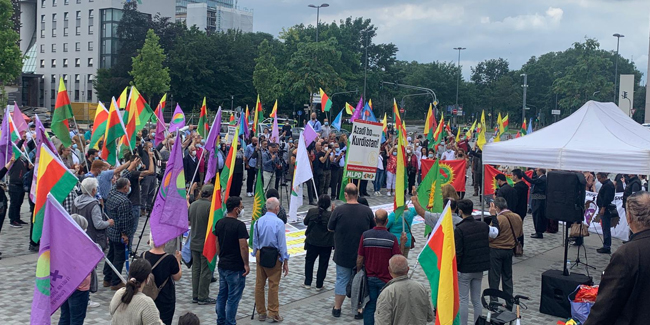 Almanya'da PKK destekçileri Alman polisini protesto etti