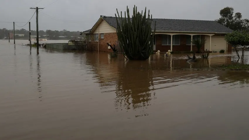 Avustralya'da fırtına binlerce kişiyi elektriksiz bıraktı