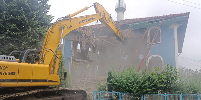 71 yıllık cami ekiplerce yıkıldı