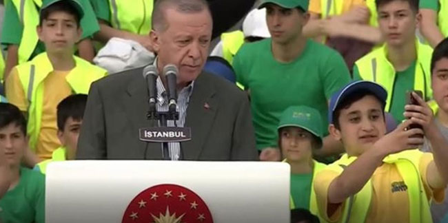 Erdoğan konuşurken bir anda sahneye fırladılar!