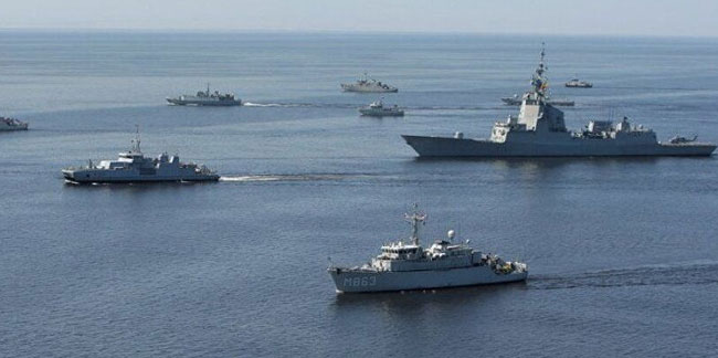 Denizden de kuşattılar! Rus gemileri Kırım açıklarında emir bekliyor