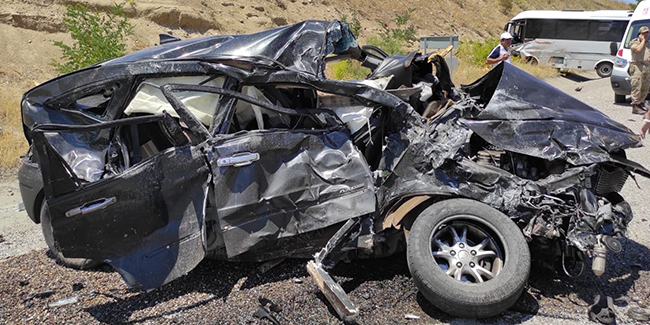 Tunceli-Elazığ karayolunda midibüs ile otomobil çarpıştı: 1 ölü, 17 yaralı