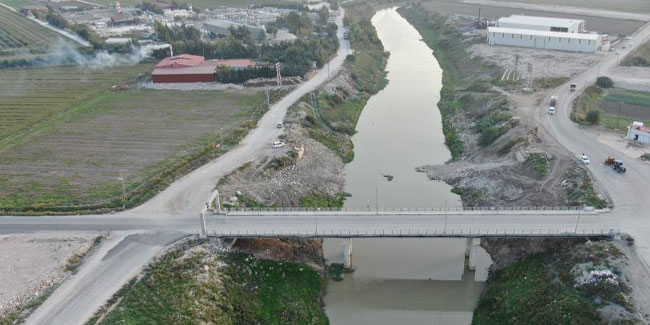 Depremde hasar alan 50 yıllık köprünün enkazı kaldırıldı