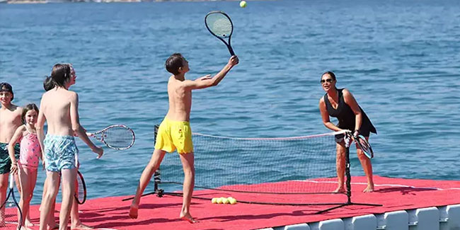 Hülya Avşar denizin ortasında tenis oynadı!