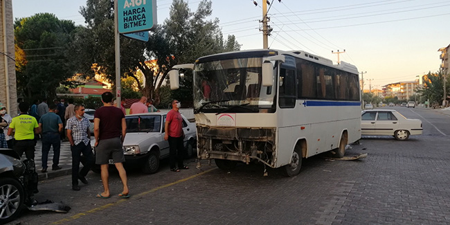 Mevsimlik tarım işçilerini taşıyan otobüsle minibüs çarpıştı: 6 yaralı