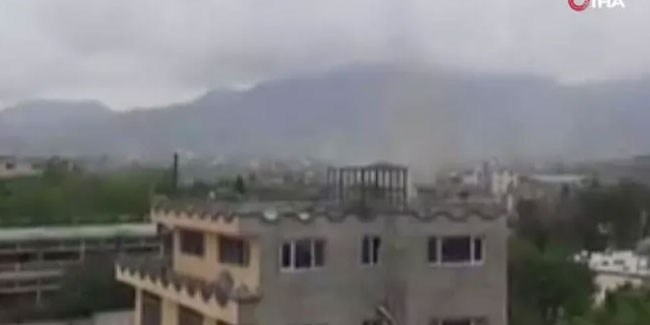 Afganistan'da okul yakınında çifte patlama!
