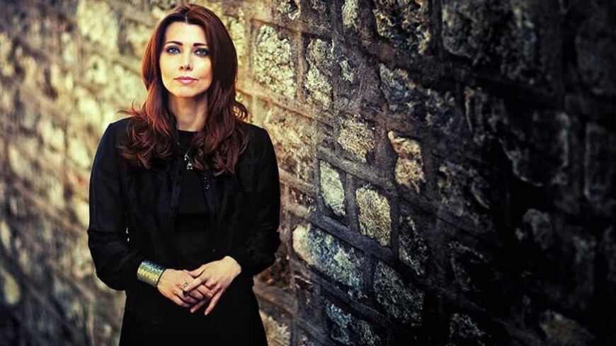 Yazarlardan Elif Şafak'a destek