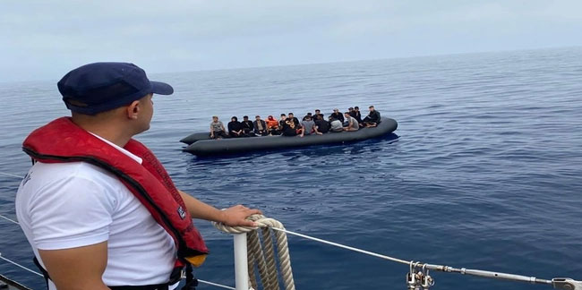 Kuşadası'nda lastik botla geri itilen 30 düzensiz göçmen kurtarıldı!