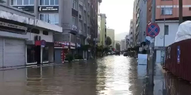 Hatay'ı sağanak vurdu: Cadde ve sokaklar su altında kaldı