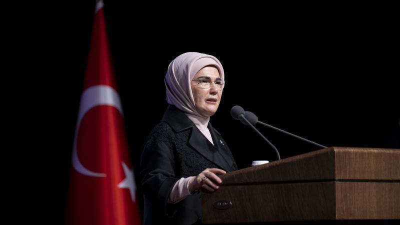 Emine Erdoğan: Kadir Gecesi'nin feyzi ve bereketi insanlığa şifa olsun