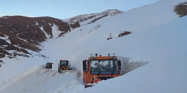 Başkale’de kar kalınlığı iş makinelerinin boyunu aştı