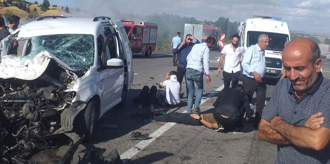 Bingöl'de vinç ile hafif ticari araç çarpıştı: 8 kişi yaralandı!