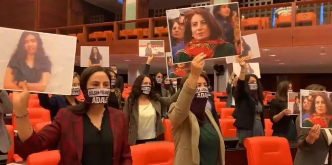 HDP’li vekillerden Garibe Gezer ve Aysel Tuğluk için Meclis’te eylem