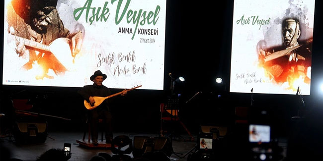 Aşık Veysel vefatından 51 yıl sonra sahnede konser verdi