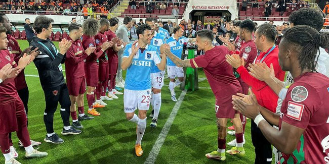 Hataysporlu futbolcular şampiyon Trabzonspor'u alkışladı! İşte o anlar...