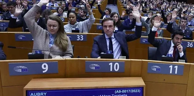 Avrupa Parlamentosu'nda rüşvet skandalı: İki vekilin dokunulmazlığı kaldırıldı