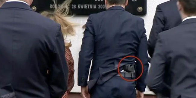 Polonya Adalet Bakanı belinde silahla görüntülendi!