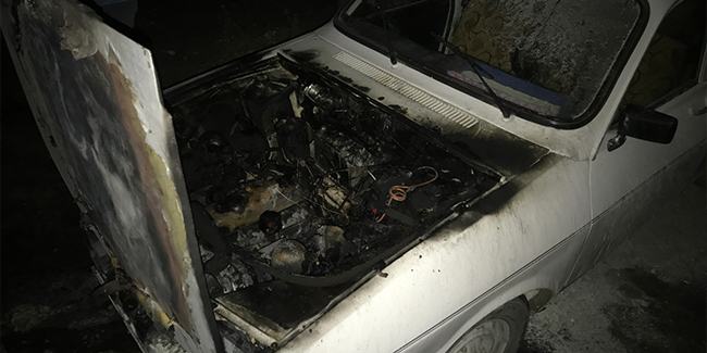 Park halindeki otomobil alev alev yandı 