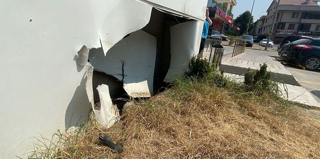 Düzce'de 88 yaşındaki araç sürücüsü hastanede kaza yaptı! Önce duvara sonra iki araca çarptı