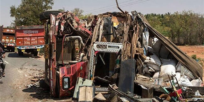 Kamyon ile otobüs çarpıştı: 14 ölü 18 yaralı