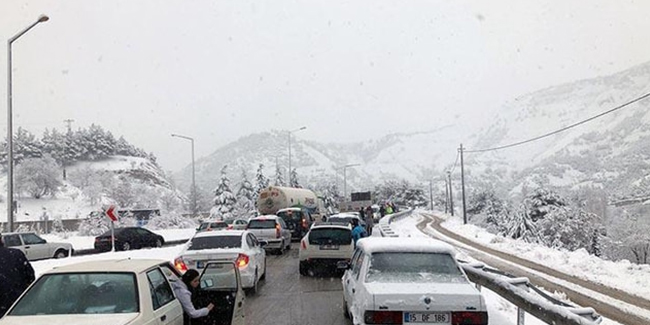 Kar aralıksız yağınca yol trafiğe kapandı