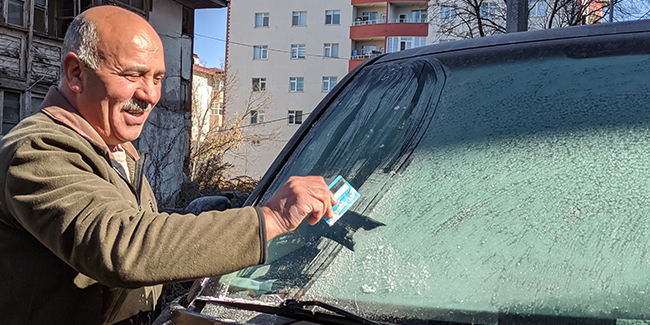 Ardahan’da araç camları buz tuttu