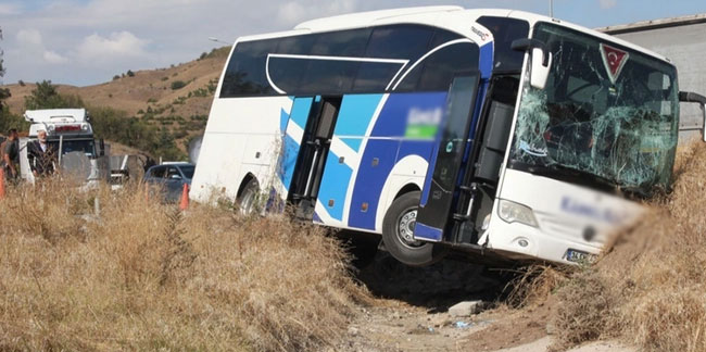 Amasya'da yolcu otobüsü yoldan çıkıp savruldu!