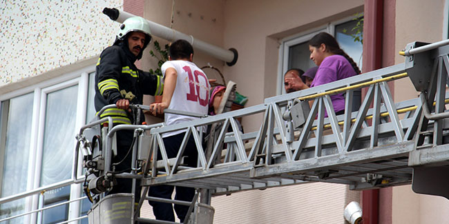 Sivas'ta apartmanın bodrumunda çıkan yangın paniğe neden oldu