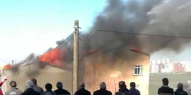 Avcılar'da korkutan alevler; 2 binanın çatısı alev alev yandı