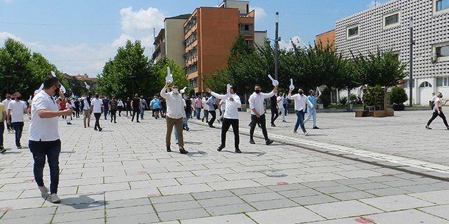 Kosova'da restoran ve kafe sahiplerinden anahtarlı protesto