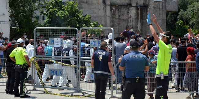 Antalya'da karantina süresi uzatıldı, mahalleli polise taş attı!