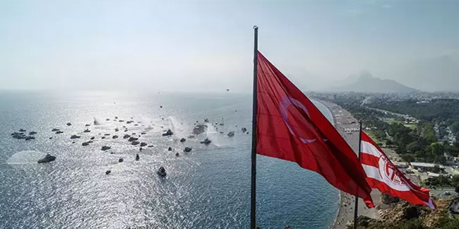 Denizde 'Cumhuriyet'in 100'üncü Yılı' kutlaması