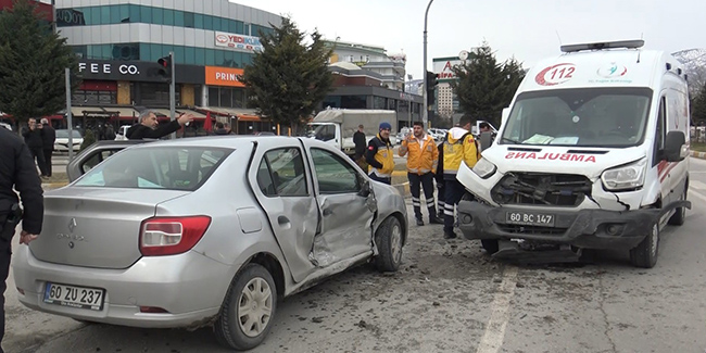  Hasta nakleden ambulans otomobille çarpıştı: 1 yaralı