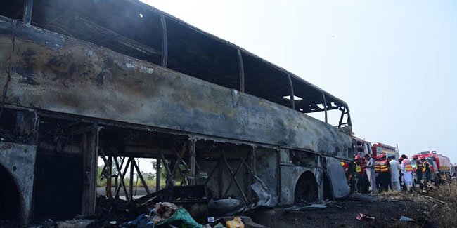 Pakistan’da kaza yapan otobüs yandı: 20 ölü, 15 yaralı