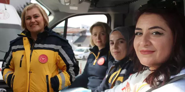 Ambulansa anne eli: Hayat kurtarmak için direksiyon sallıyorlar
