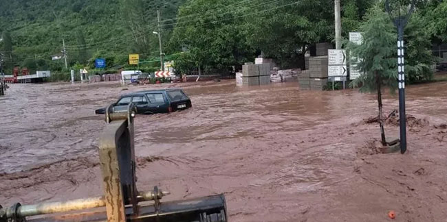 Kastamonu'da sel: Cide-Bartın karayolu ulaşıma kapandı
