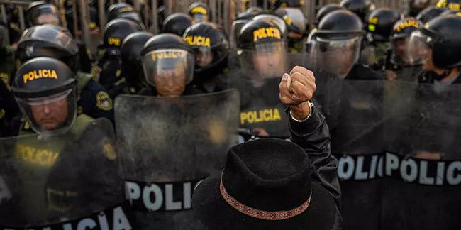 Peru'da hükümet karşıtları sokağa indi